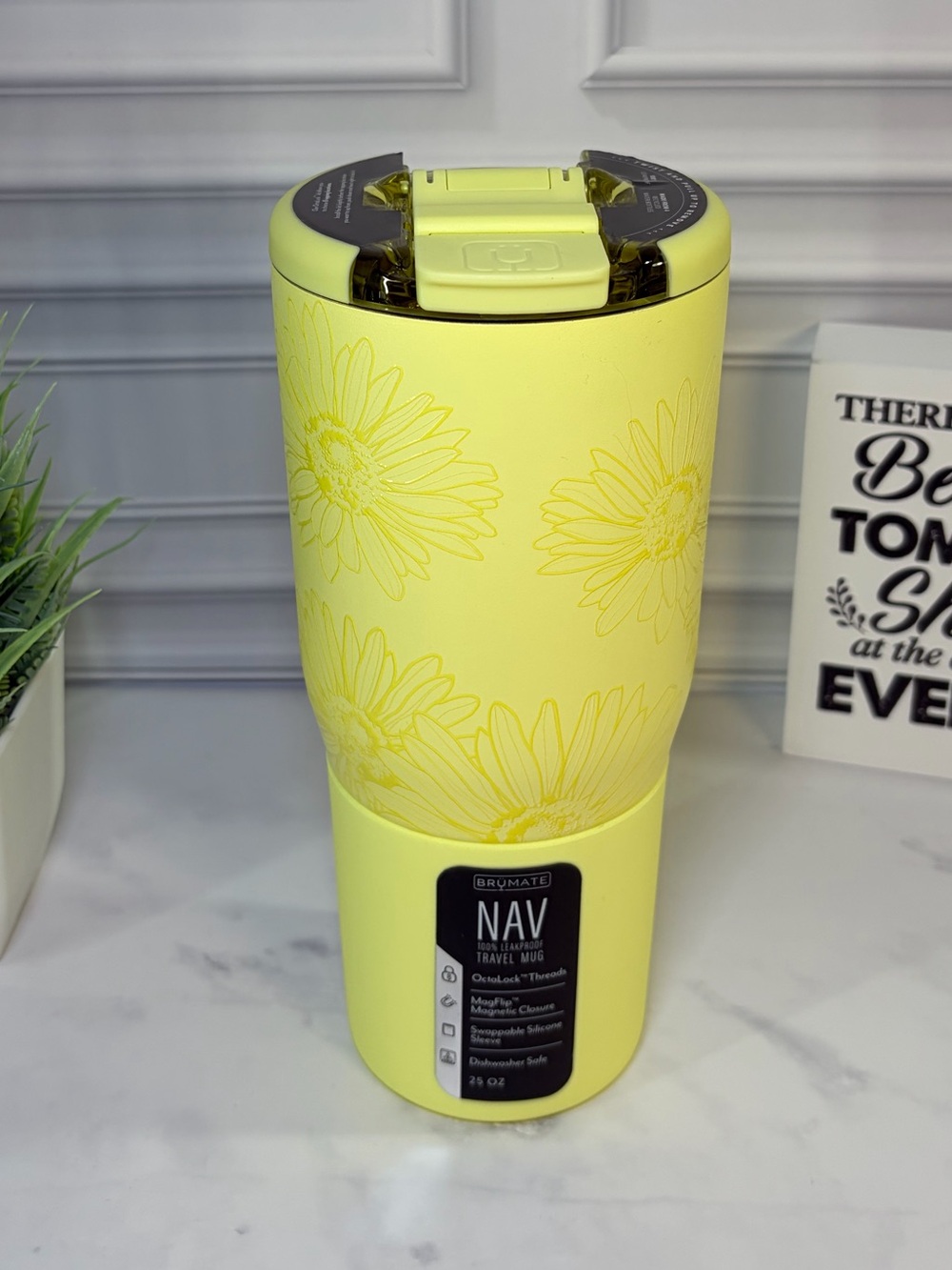 Brumate Citrus Daisy Nav 25oz BNWT